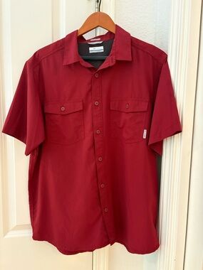 Columbia Men's Short-Sleeve Button-Up Shirt in Burgundy